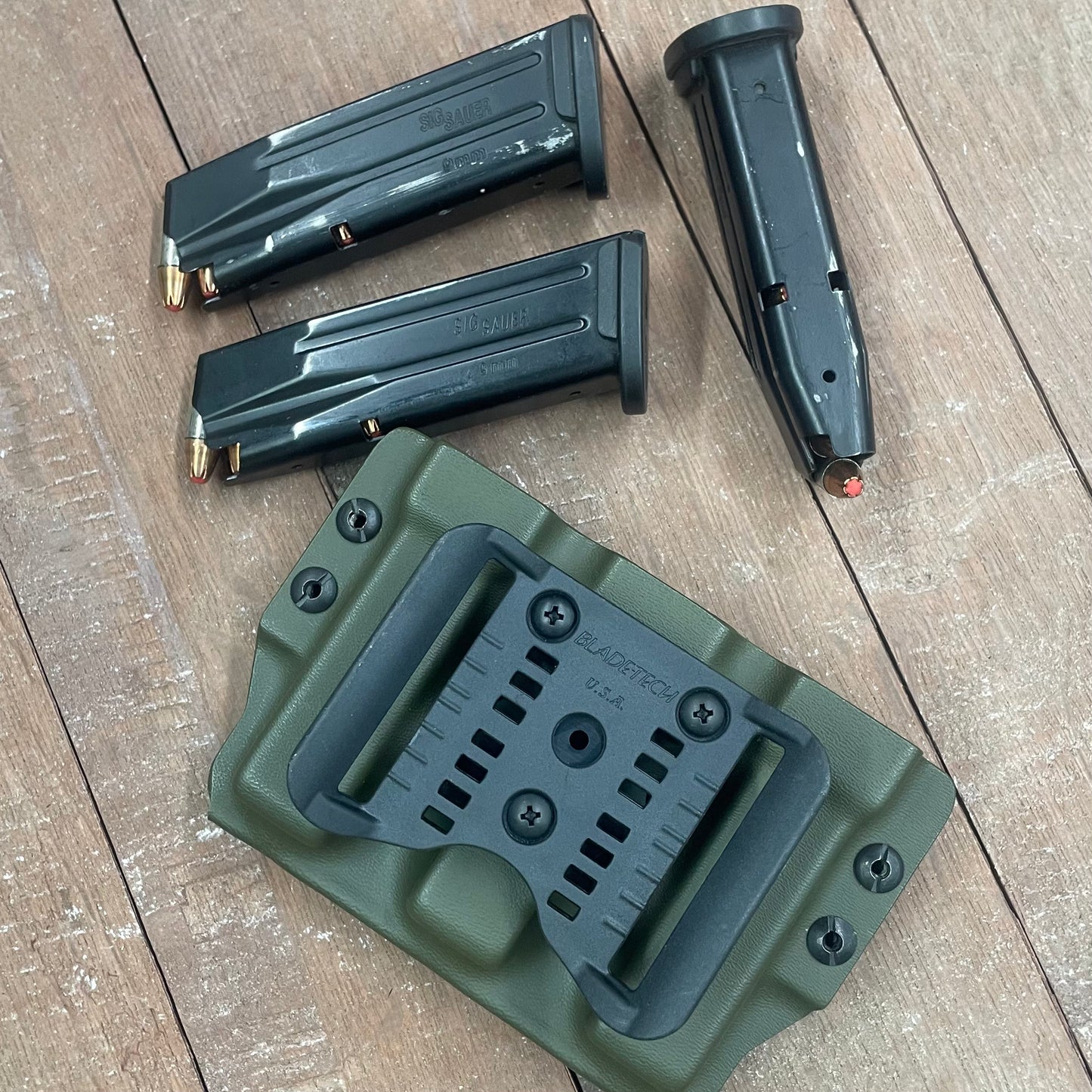 THREE MAG RETENTION HOLDER